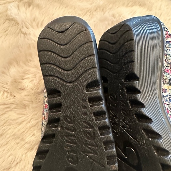 Bernie Mev - Picture 5 of 11